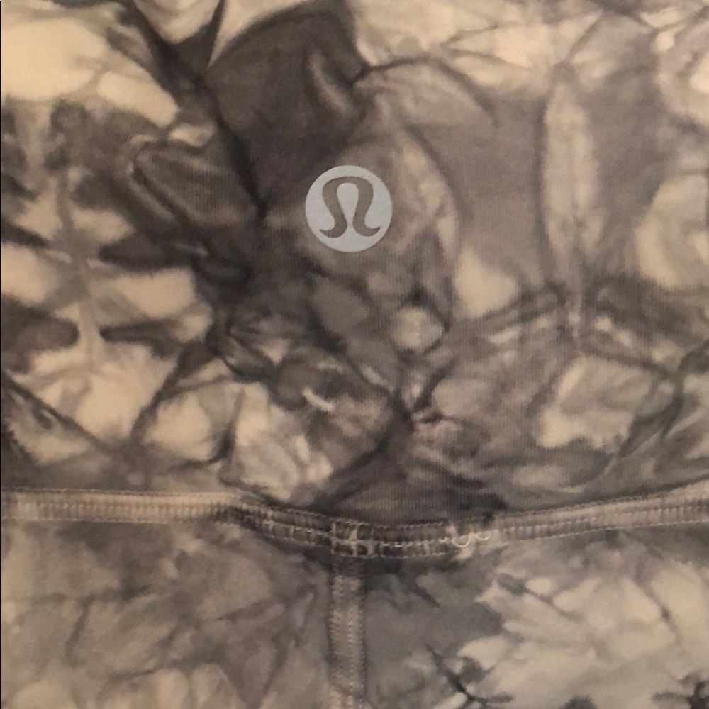 RARE & Beautiful Lululemon Leggings size 12 - Picture 3 of 3